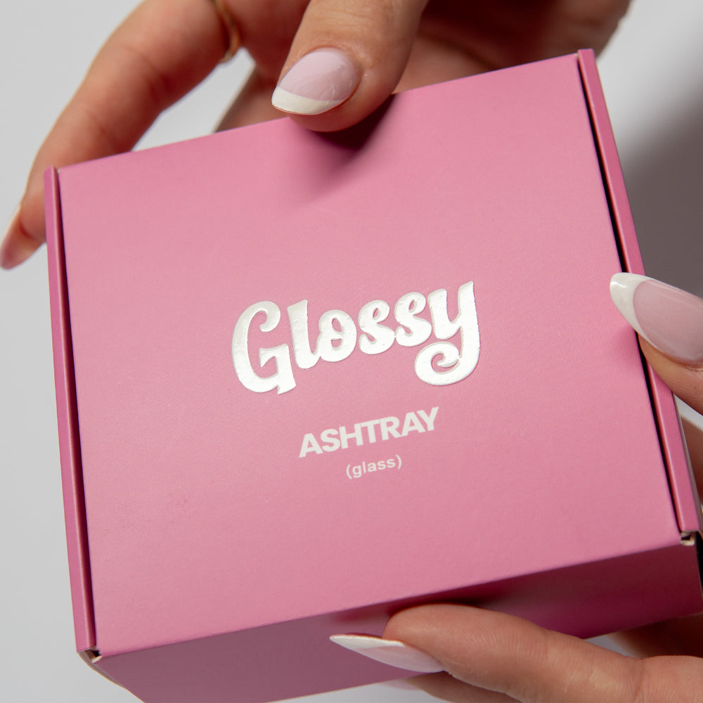 Pinke Glossy Ashtray Verpackung in zwei Händen