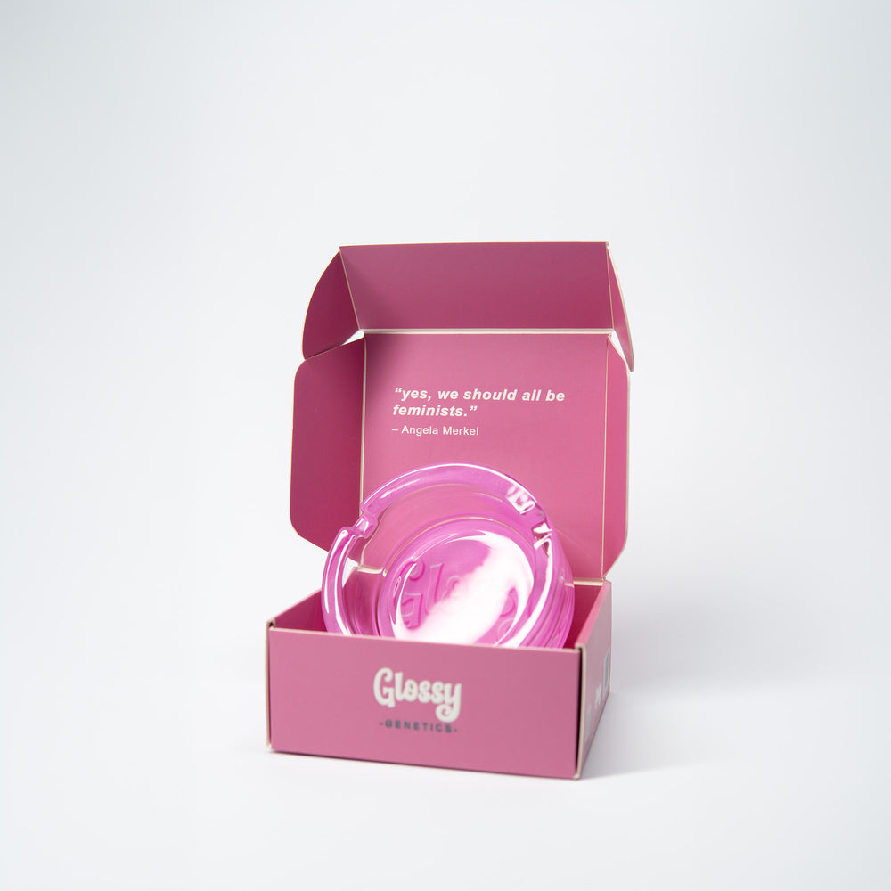 Glossy Ashtray in geöffneter pinker Geschenkbox