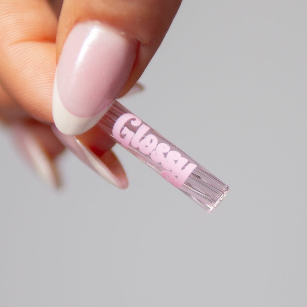 Glossy Glass Tip 6 mm aus Borosilikatglas zwischen den Fingern