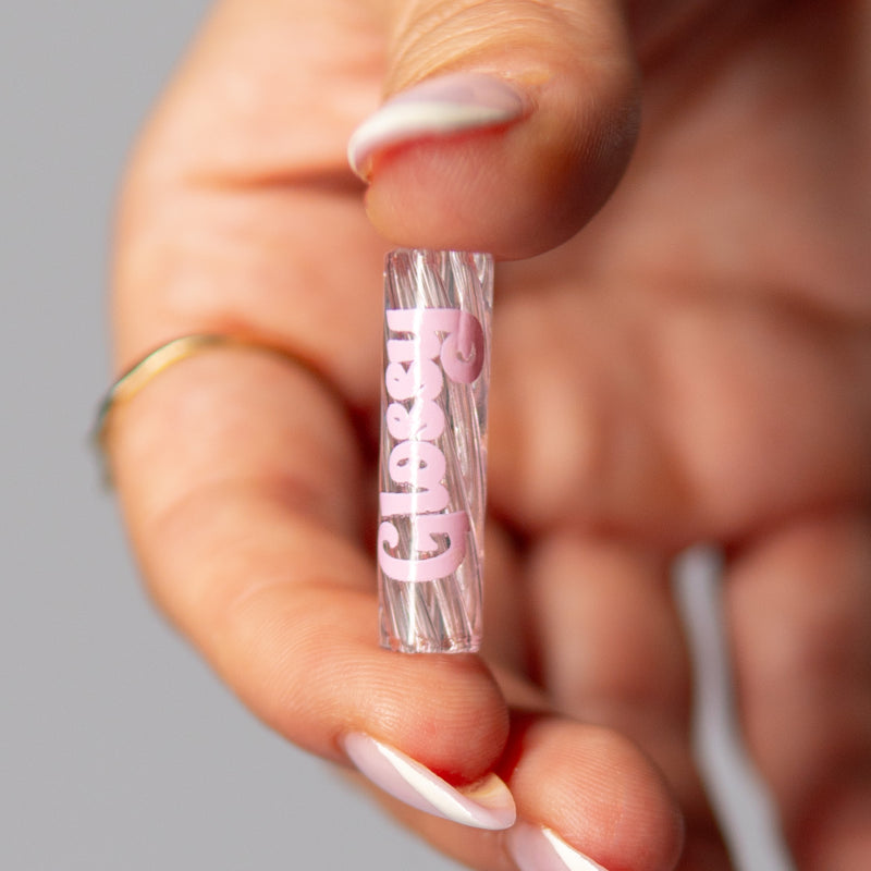 Glossy Glass Tip 8 mm mit pinkem Logo in der Hand