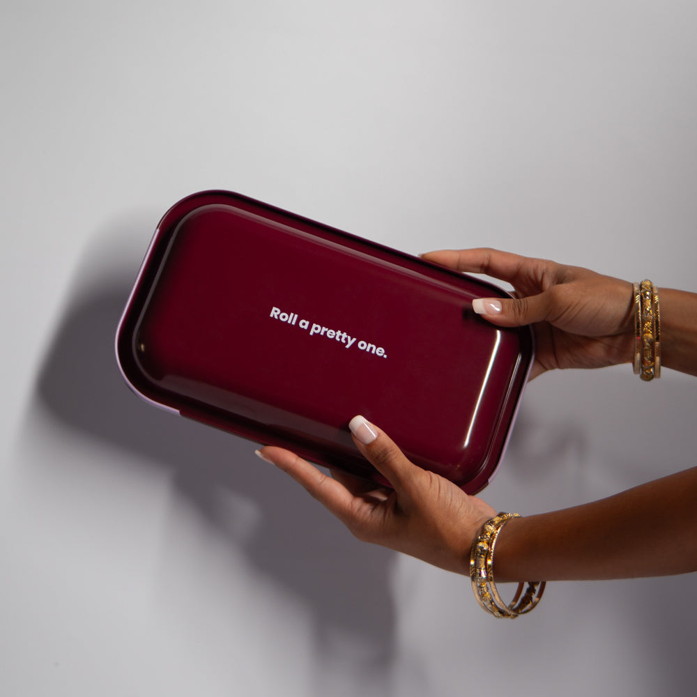 Velvet Tray Rückseite in Bordeaux mit Roll a pretty one Print