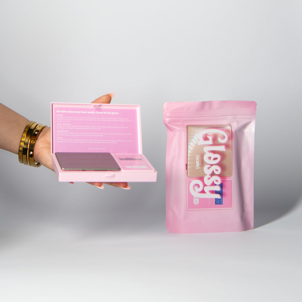 Glossy Feinwaage neben pinker Verpackung im Pouch