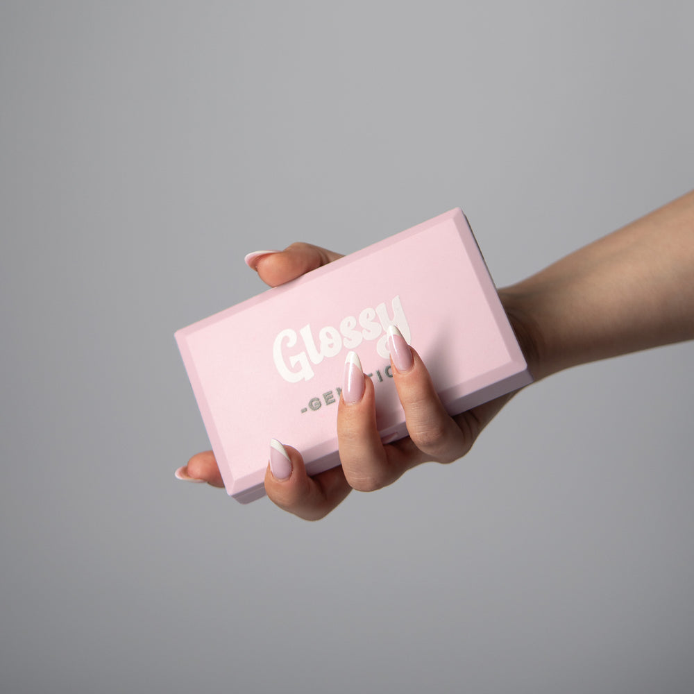 Glossy Waage in rosa Verpackung, in der Hand gehalten